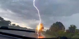 Κεραυνός χτυπά αυτοκίνητο
