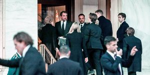 Η οικογένεια του τέως βασιλιά Κωνσταντίνου στο δείπνο που παρέθεσε σε 250 προσκεκλημένους