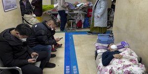 Ασθενείς με κορωνοϊό σε ράντζα σε διάδρομο νοσοκομείο του Πεκίνου