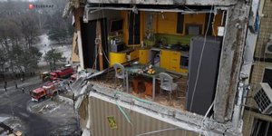 Συντρίμμια η πολυκατοικία από την επίθεση στο Ντνίπρο της Ουκρανίας