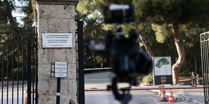 Κάμερα τηλεοπτικού συνεργείου στο Κολλέγιο Αθηνών