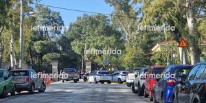 Περιπολικά της ΕΛ.ΑΣ. έξω από το Κολλέγιο Αθηνών