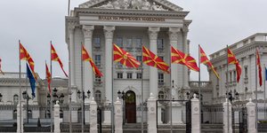κολωνες σημαιες