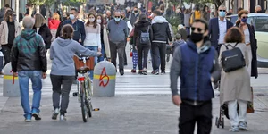 Πολίτες περπατούν στο δρόμο με μάσκες για τον κορωνοϊό