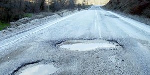 Λακούβες σε δρόμο