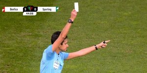 Ο διαιτητής δείχνει λευκή κάρτα