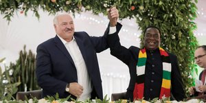 Ο Αλεξάντρ Λουκασένκο με τον πρόεδρο της Ζιμπάμπουε, Έμερσον Μανανγκάγκουα