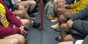 Εκατοντάδες επιβάτες του μετρό ξεφορτώθηκαν τα παντελόνια τους στο Λονδίνο
