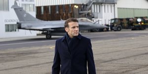 Εμανουέλ Μακρόν πισω πολεμικο 