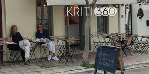 Η Μαρέβα Μητσοτάκη με φίλη της στα Χανιά