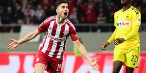 Ο Μασούρας του Ολυμπιακού πανηγυρίζει το γκολ του κόντρα στον Άρη