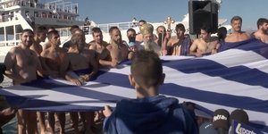 Τεράστια ελληνική σημαία στην Πάτρα