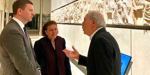 Simonas Kairys, Λίνα Μενδώνη, Νίκος Σταμπολίδης στο Μουσείο της Ακρόπολης