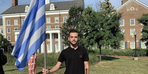 Μενέλαος Ράπτης ελληνικη σημαια 