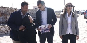 Ηλικιωμένη γυναίκα έσπευσε να αγκαλιάσει τον πρωθυπουργό στη Γαύδο