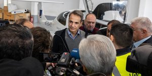 μητσοτάκης γκρι πουλοβερ