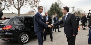 Χειραψία Μητσοτάκη και Μηταράκη