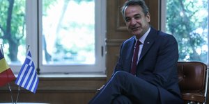Κυριάκος Μητσοτάκης σταυροποδι