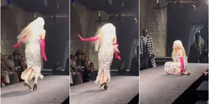Μοντέλο ακροβατεί στα τακούνια και τελικά πέφτει: Στην επίδειξη του οίκου Valentino