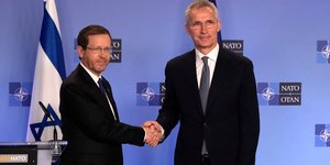 Ο πρόεδρος του Ισραήλ, Ισαάκ Χέρτσογκ, με τον γγ του ΝΑΤΟ, Γενς Στόλτενμπεργκ