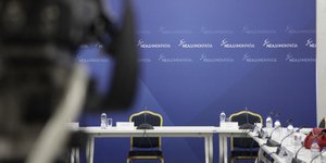 ΝΔ καρεκλες μικροφωνα