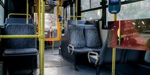 Οδηγός αστικού λεωφορείου δίνει το τιμόνι του οχήματος σε 15χρονη