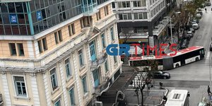 Οδηγός στη Θεσσαλονίκη εμποδίζει αστικό