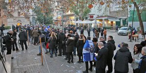 Ουρές έξω από το παρεκκλήσι τις Μητρόπολης για τον τέως βασιλιά Κωνσταντίνο