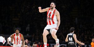 Ο Παπανικολαόυ πανηγυρίζει το «διπλό» στη Μπολόνια