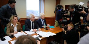 Μέλη του Παρατηρητηρίου του Ελσίνκι της Μόσχας με τους δικηγόρους τους