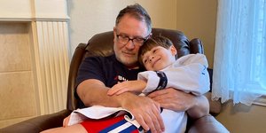 Ο Τζεφ Γιάνγκερ αγκαλιά με τον γιο του - Κατηγορεί την γυναίκα του πως θέλει να του κάνει χημικό ευνουχισμό