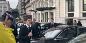 Ο Παύλος και τα παιδιά του έξω από το ξενοδοχείο Μεγάλη Βρεταννία