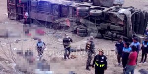 Τουλάχιστον 25 νεκροί σε δυστύχημα με λεωφορείο στο Περού: Επιβάτες εκτινάχθηκαν από τα παράθυρα