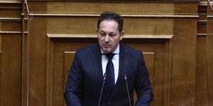 O Στέλιος Πέτσας στη Βουλή