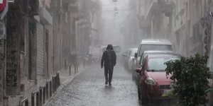 Πεζός περπατά στη βροχή