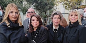 Κόσμος από το πρωί αποτίει φόρο τιμής στον τέως βασιλιά Κώνσταντινο