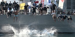 πηδανε από καραβι στη θαλασσα