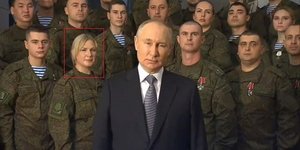 Το μήνυμα Πούτιν με fake στρατιώτες δίπλα του