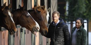 Ο Πρίγκιπας Χάρι και η Μέγκαν Μαρκλ σε σταύλο με άλογα