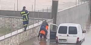 Πυροσβέστης σηκώνει στους ώμους εγκλωβισμένο οδηγό