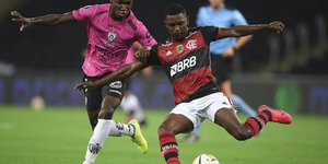 O Ραμόν σε προσπάθειά του με τη φανέλα της Φλαμένγκο