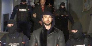 Ο Andrew Tate συνελήφθη με την κατηγορία της εμπορίας ανθρώπων και του βιασμού