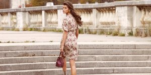 γυναίκα με φόρεμα