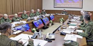 Ο υπουργός Άμυνας της Ρωσίας Σόιγκου με ανώτατους αξιωματικούς