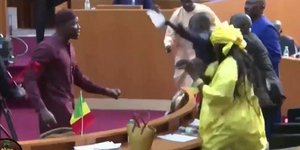 Σενεγάλη: Δύο βουλευτές επιτέθηκαν σε έγκυο βουλευτή