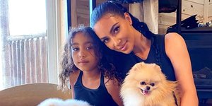 H Κιμ Καρντάσιαν με την κόρη της Νορθ Γουέστ και τα δύο σκυλιά τους Πομεράνιαν