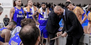 Η ομάδα μπάσκετ του Περιστερίου και ο coach Σπανούλης