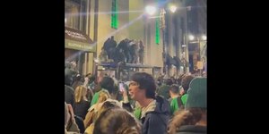 Οπαδοί στη Φιλαδέλφεια τραυματίστηκαν όταν κατέρρευσε οροφή σε στάση λεωφορείου