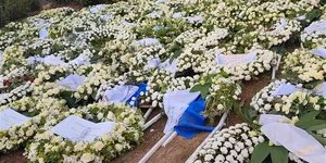 Τα στεφάνια στο σημείο ταφής του τέως βασιλιά Κωνσταντίνου