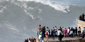 Η διάσημη παραλία Ναζαρέ της Πορτογαλίας με τα τεράστια κύματα